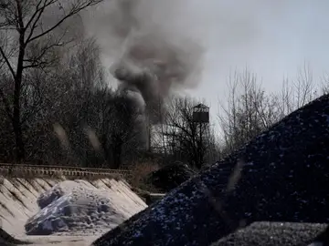La humareda de un bombardeo en una localidad al este de Kiev.