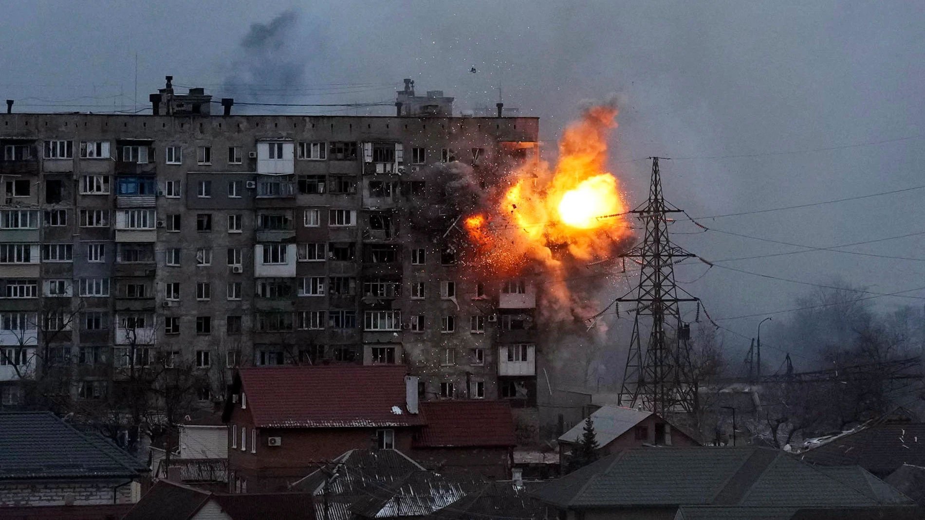 Una explosión en un edificio de apartamentos de Mariúpol tras ser atacado por un tanque ruso.
