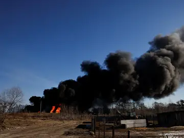 Una columna de humo se levanta en la base aérea de Vasylkiv (Ucrania)