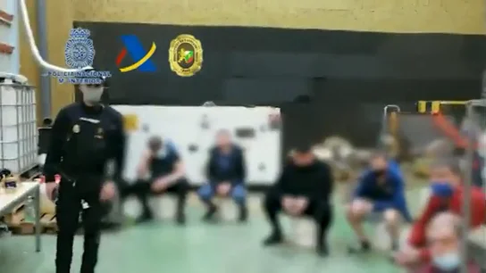 Desarticulada una trama que controlaba una macrofábrica clandestina de cigarrillos: hay veinte detenidos Desarticulada una trama que controlaba una macrofábrica clandestina de cigarrillos: hay veinte detenidos