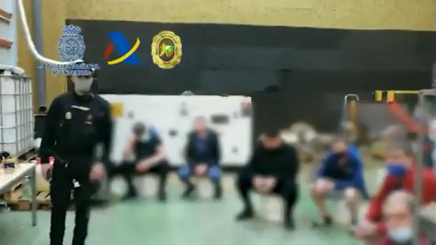 Desarticulada una trama que controlaba una macrofábrica clandestina de cigarrillos: hay veinte detenidos Desarticulada una trama que controlaba una macrofábrica clandestina de cigarrillos: hay veinte detenidos