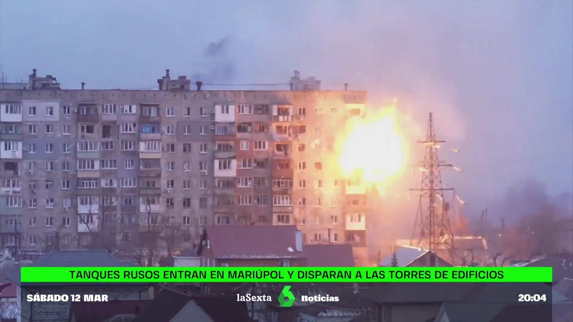 El momento en el que un tanque ruso ataca bloques de edificios en Mariúpol