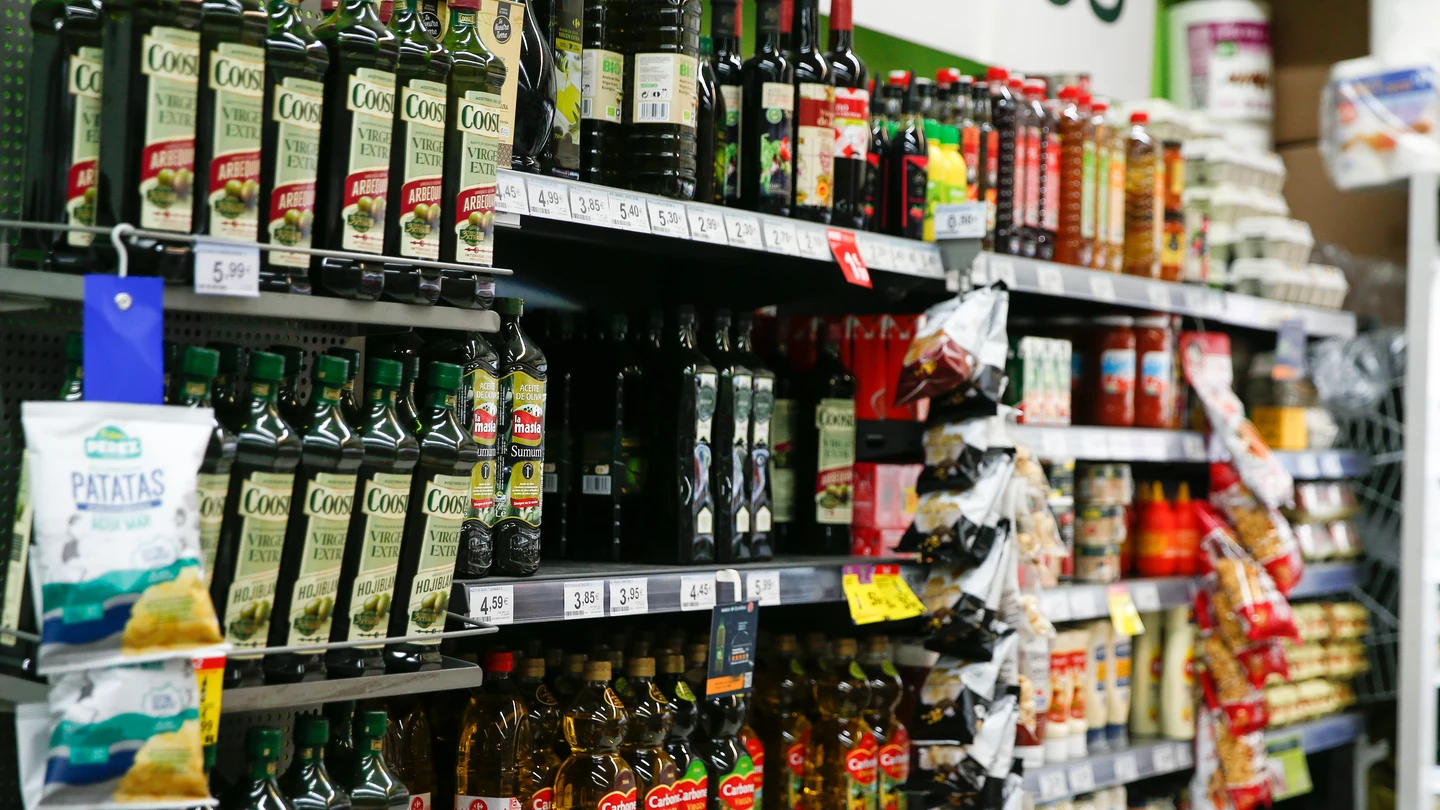 Estanterías con botellas de aceite en un supermercado Estanterías con botellas de aceite en un supermercado