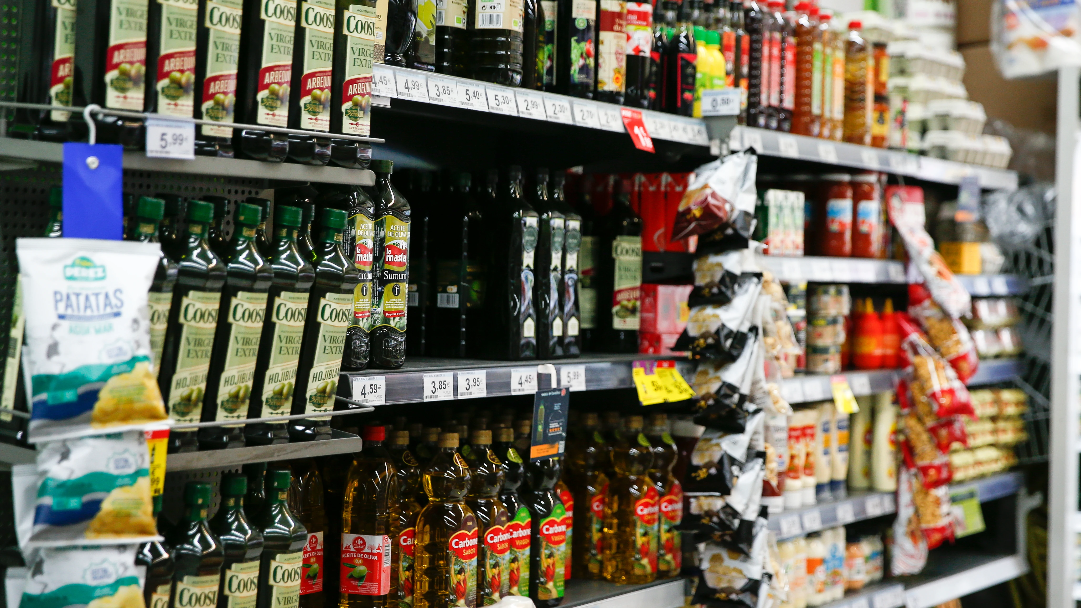 Estanterías con botellas de aceite en un supermercado