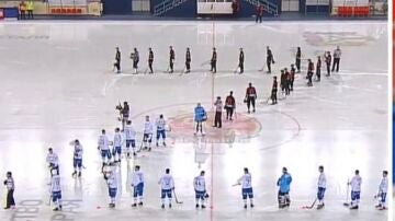 Dos equipos rusos de hockey forman una 'Z'