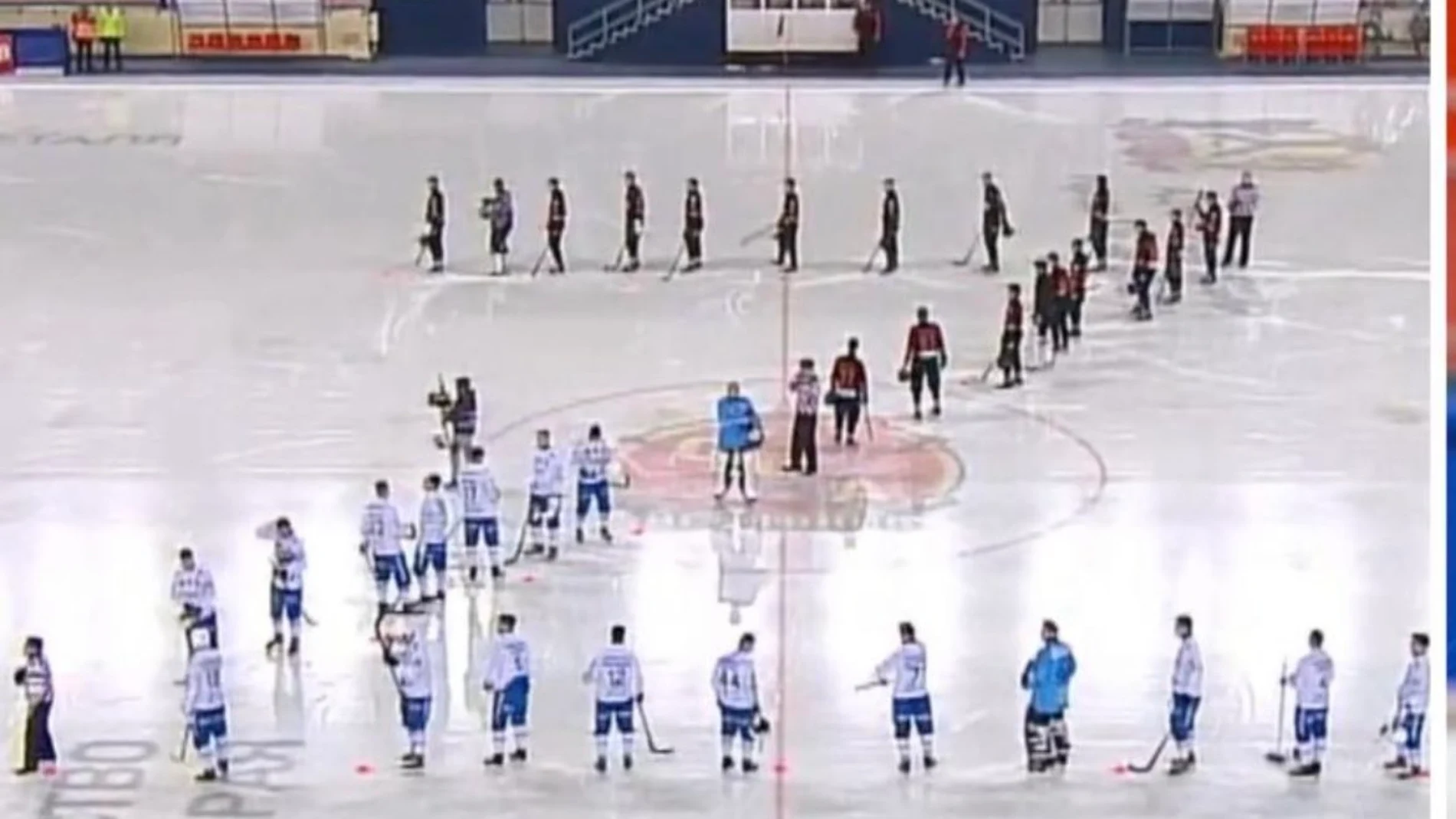 Dos equipos rusos de hockey forman una &#39;Z&#39;