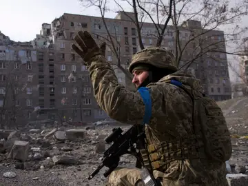 Un soldado ucraniano hace indicaciones en Mariúpol