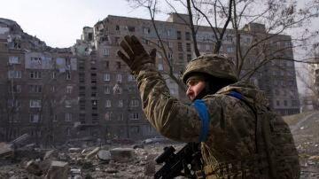 Un soldado ucraniano hace indicaciones en Mariúpol