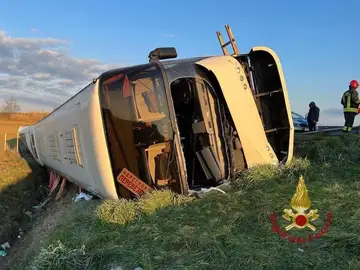 El autobús con refugiados ucranianos que ha sufrido un accidente en Italia.