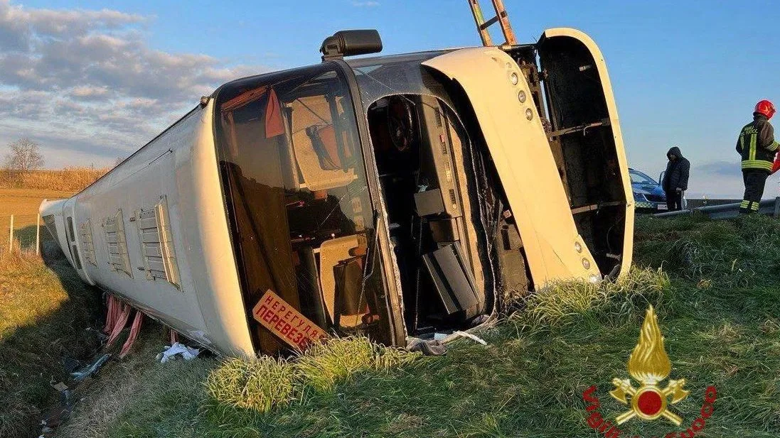 El autobús con refugiados ucranianos que ha sufrido un accidente en Italia. El autobús con refugiados ucranianos que ha sufrido un accidente en Italia.