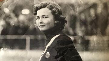 Carmen Arce ‘Kubalita’, pionera del fútbol femenino español, con la Selección Española