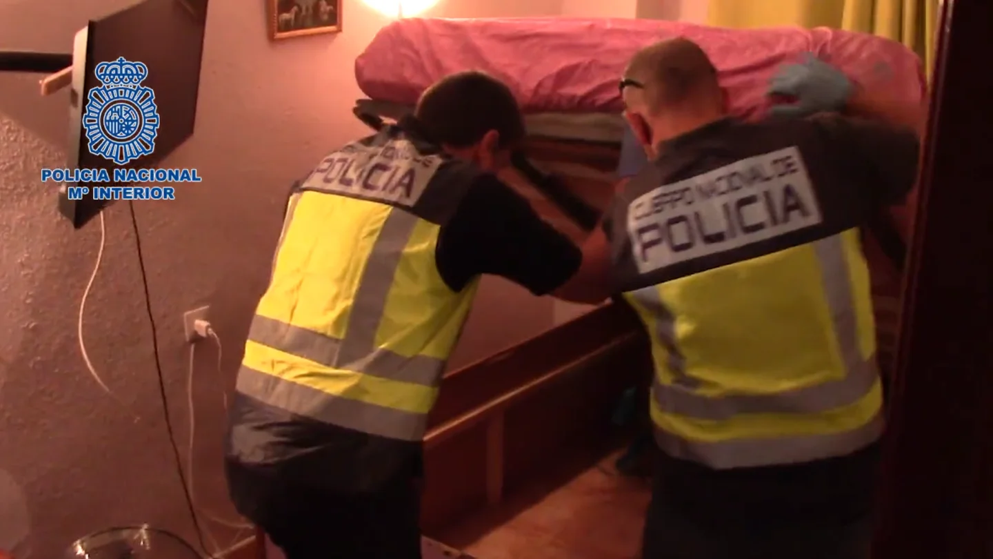 Agentes de la Policía, durante la operación 'León' Agentes de la Policía, durante la operación 'León'