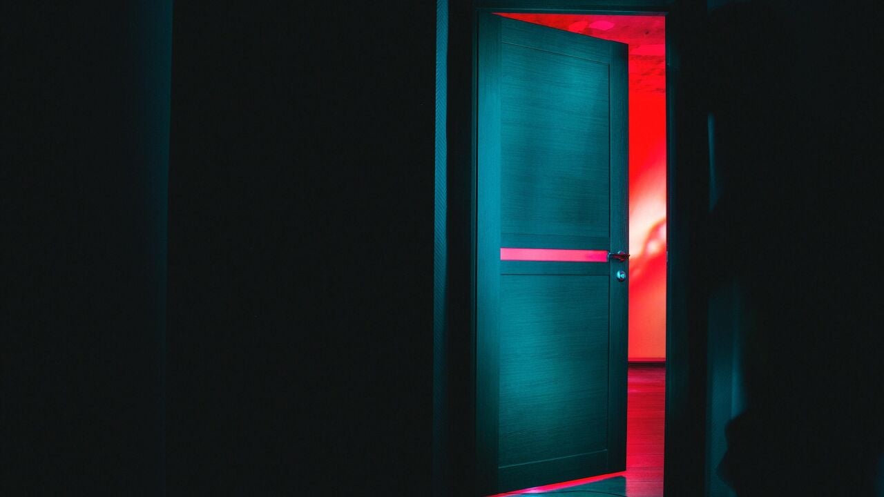 Cerrar la puerta de la habitación por la noche podría salvarte la vida,  según un estudio