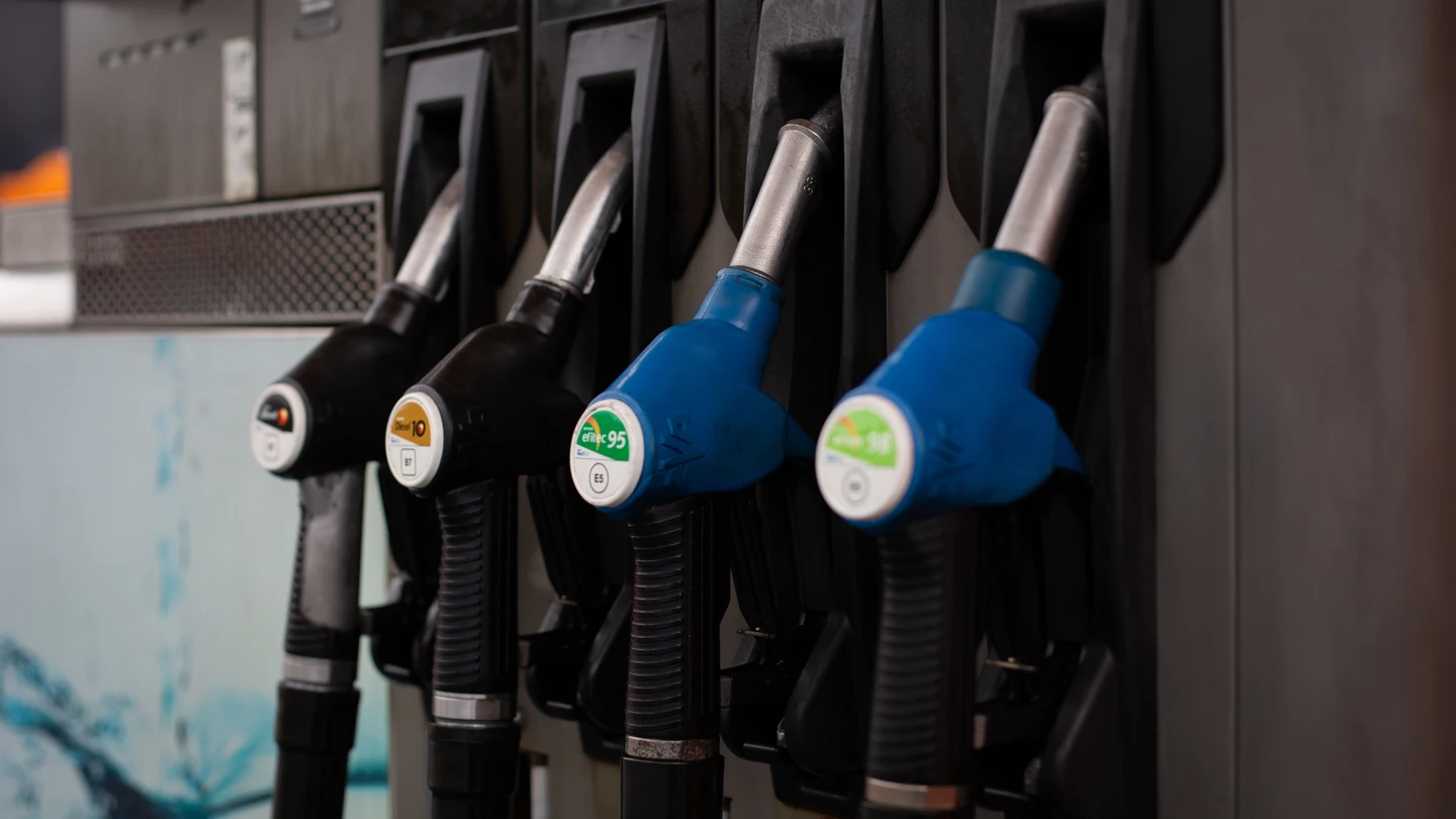Mangueras de gasolina en una gasolinera de Barcelona Mangueras de gasolina en una gasolinera de Barcelona