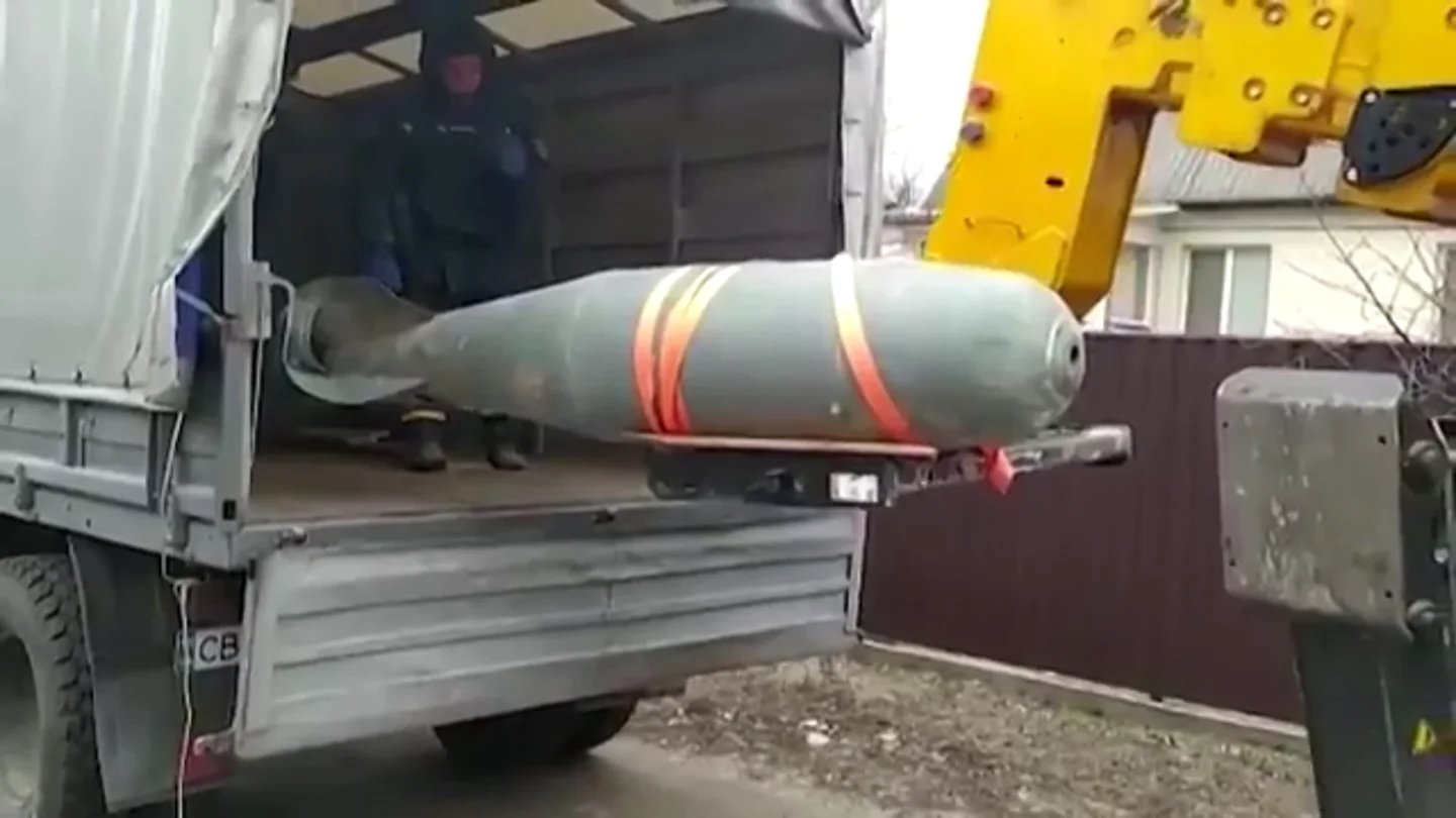 VÍDEO | Los ataques aéreos en Chernígov, Ucrania, dejan edificios residenciales destrozados y una bomba sin detonar En el norte de Ucrania