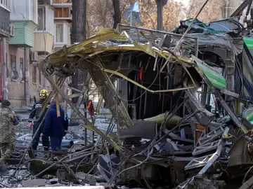 La policía inspecciona un trolebús destruido en el lugar de un bombardeo ruso en Kiev, Ucrania.