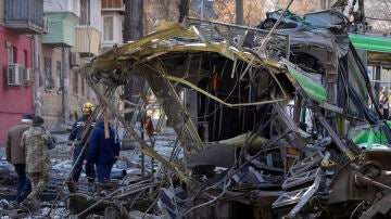 La policía inspecciona un trolebús destruido en el lugar de un bombardeo ruso en Kiev, Ucrania.