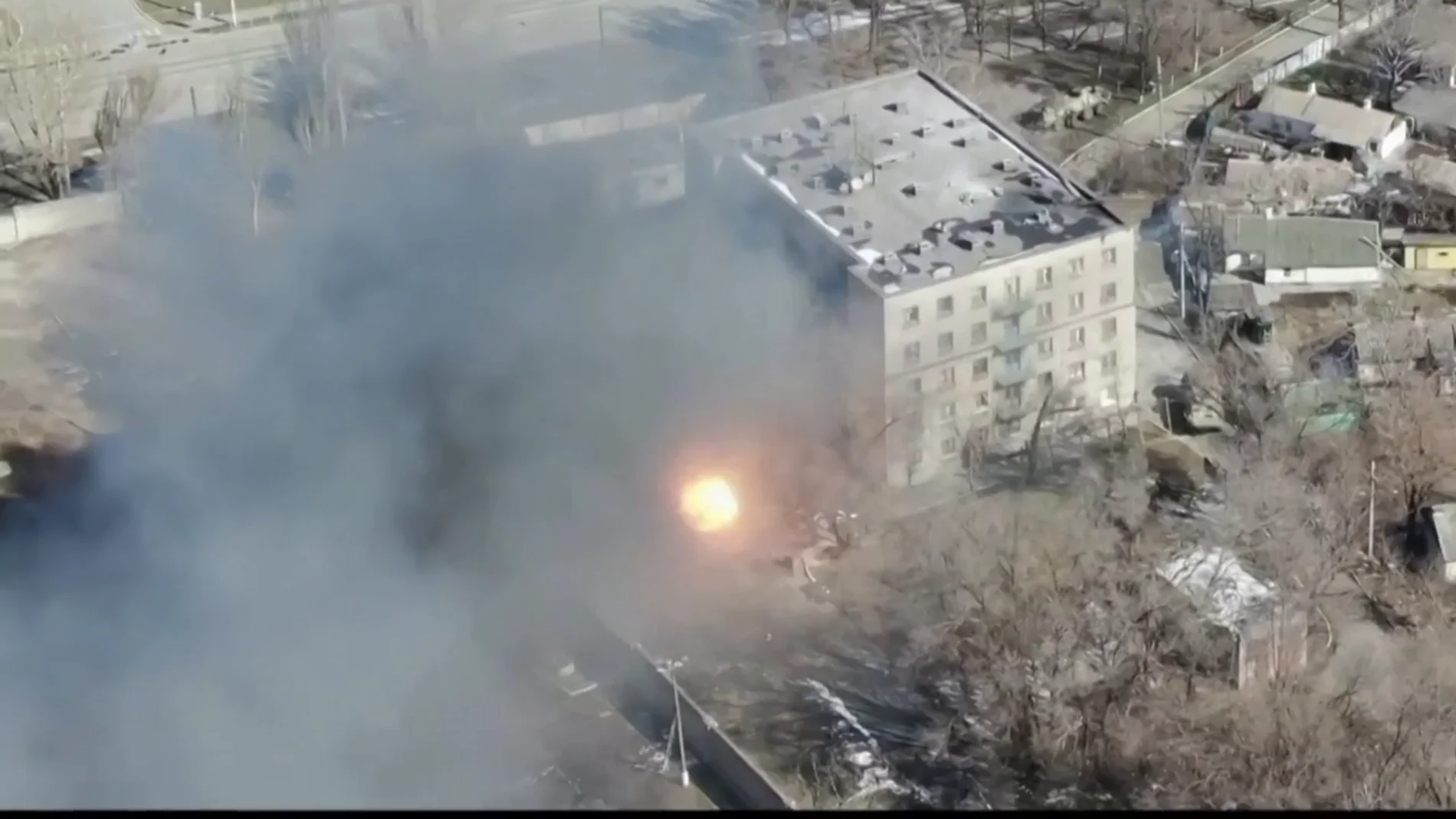 Un dron graba a militares disparando a un edificio civil en Mariúpol