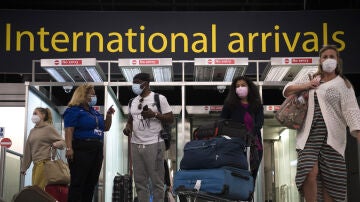 Imagen de archivo de pasajeros a su llegada al aeropuerto de Gatwick