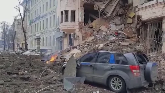 Bombardeo este lunes en un edificio residencial de Jarkóv Bombardeo este lunes en un edificio residencial de Jarkóv