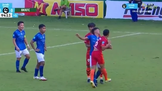 Salvaje agresión en el fútbol tailandés Salvaje agresión en el fútbol tailandés