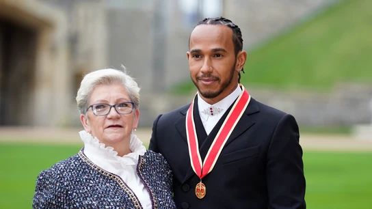 Lewis Hamilton junto a su madre, Carmen Larbalestier Lewis Hamilton junto a su madre, Carmen Larbalestier
