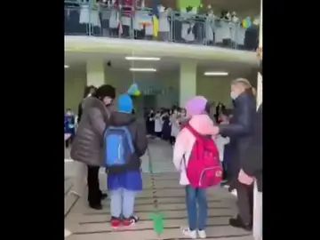 Recibimiento de dos niños ucranianos en su nuevo colegio en Italia