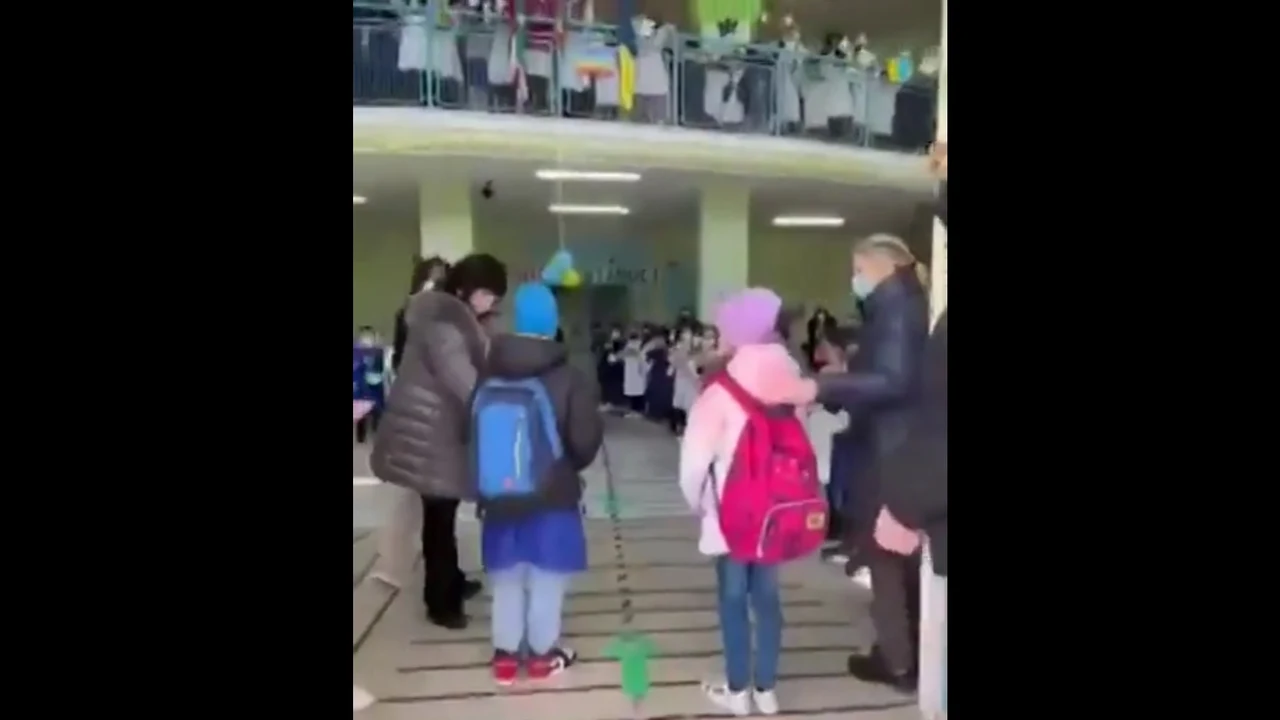 Bella accoglienza per due bambini rifugiati ucraini nella loro nuova scuola in Italia