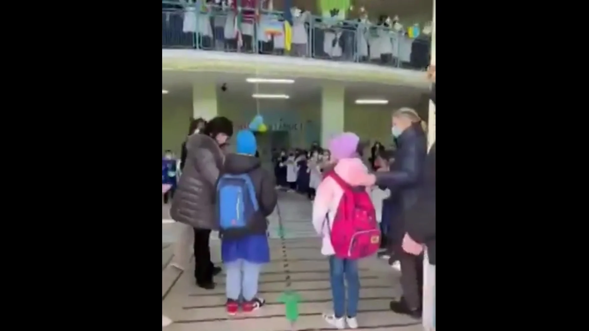 Recibimiento de dos niños ucranianos en su nuevo colegio en Italia