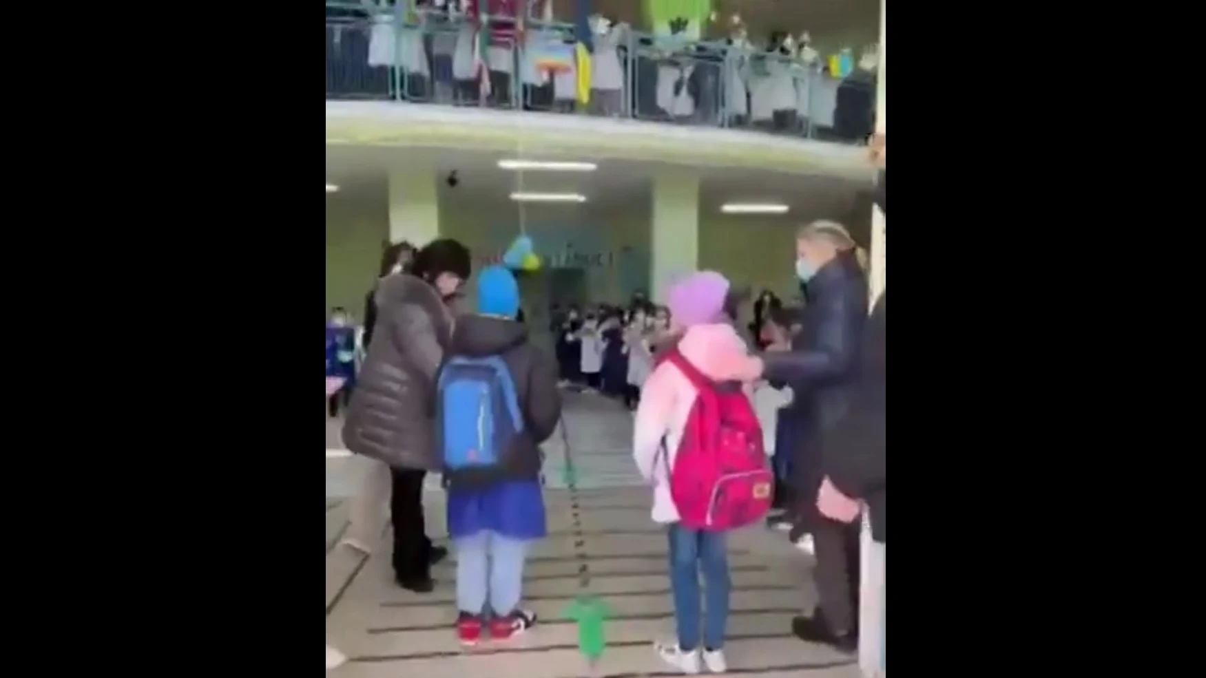 Recibimiento de dos niños ucranianos en su nuevo colegio en Italia