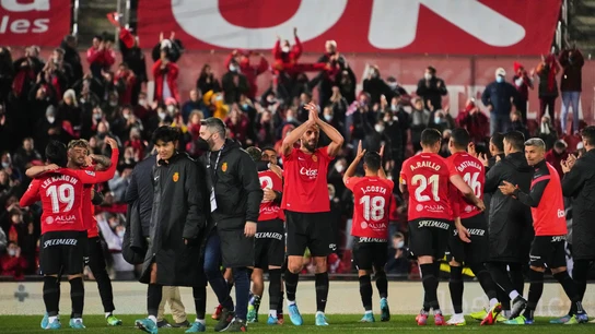 Los jugadores del Mallorca, en comunión con su afición Los jugadores del Mallorca, en comunión con su afición