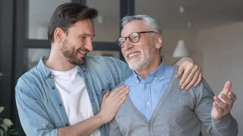 Padre e hijo sonriendo Padre e hijo sonriendo