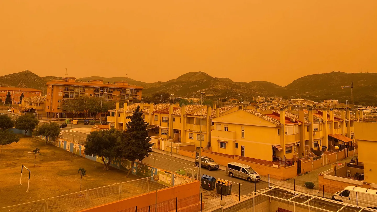 Almería, Alicante y Murcia se tiñen de naranja por un episodio de calima que trae consigo la borrasca 'Celia' En tono sepia