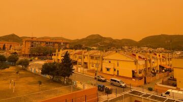 Almería, Alicante y Murcia se tiñen de naranja por un episodio de calima que trae consigo la borrasca 'Celia' 