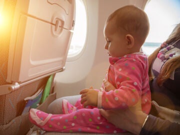 Un bebé viajando en avión