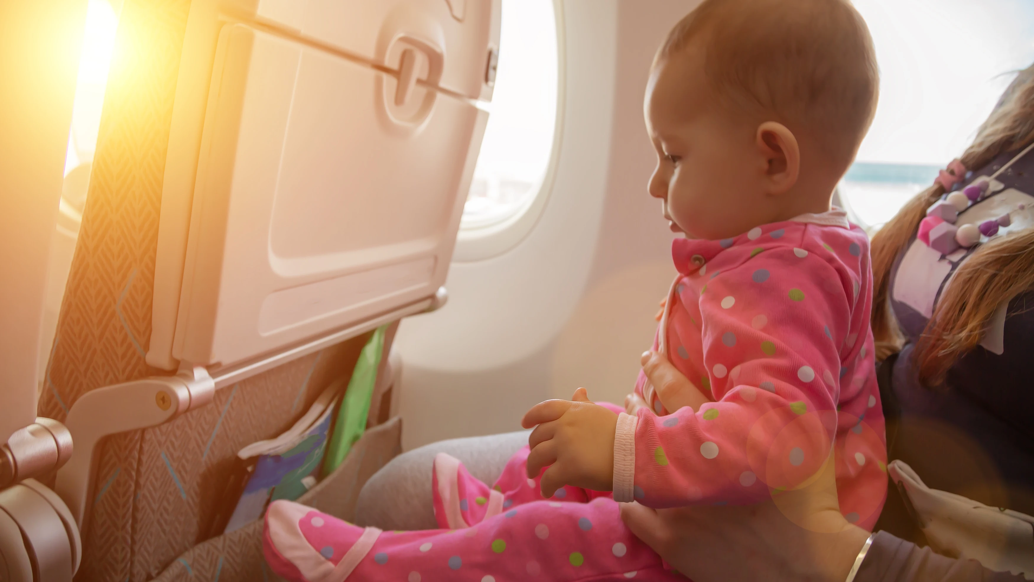 Un beb&eacute; viajando en avi&oacute;n