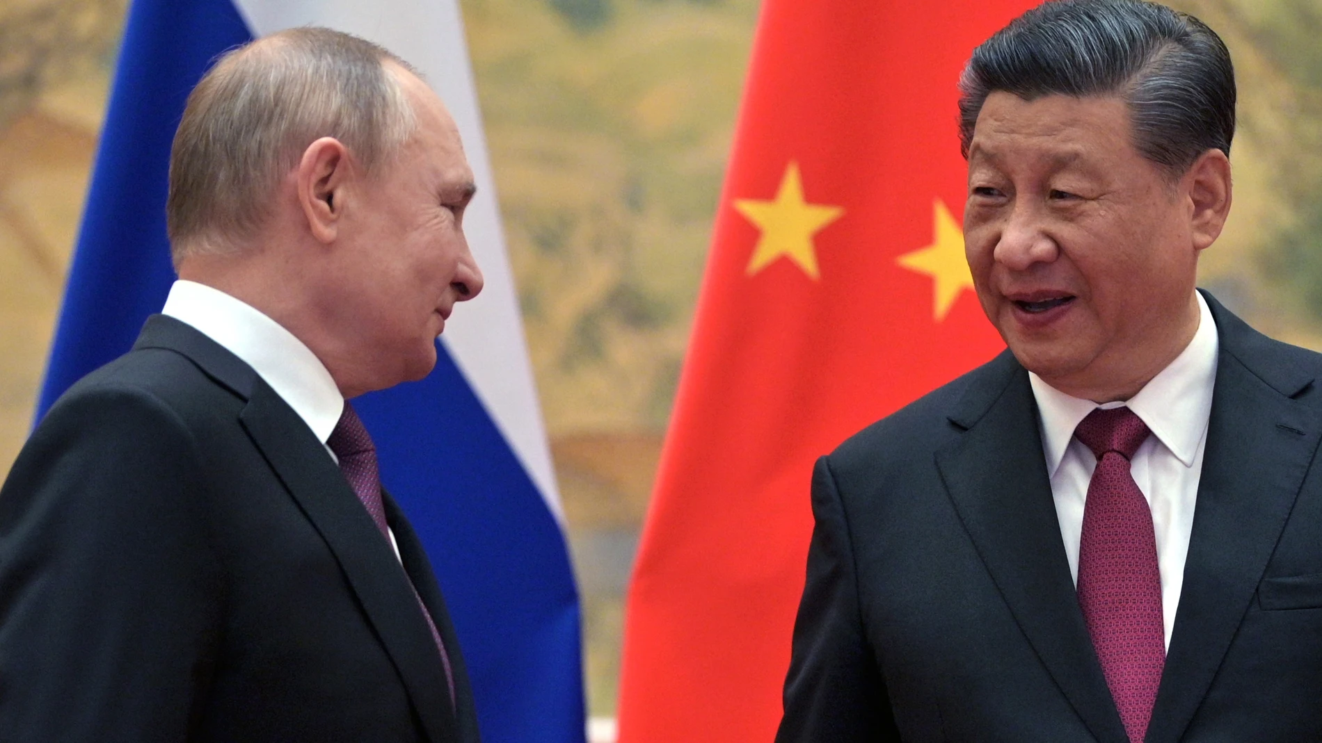 El presidente de Rusia, Vladimir Putin, y el presidente de China, Xi Jinping, se saludan en Pekín, el 4 de febrero de 2022