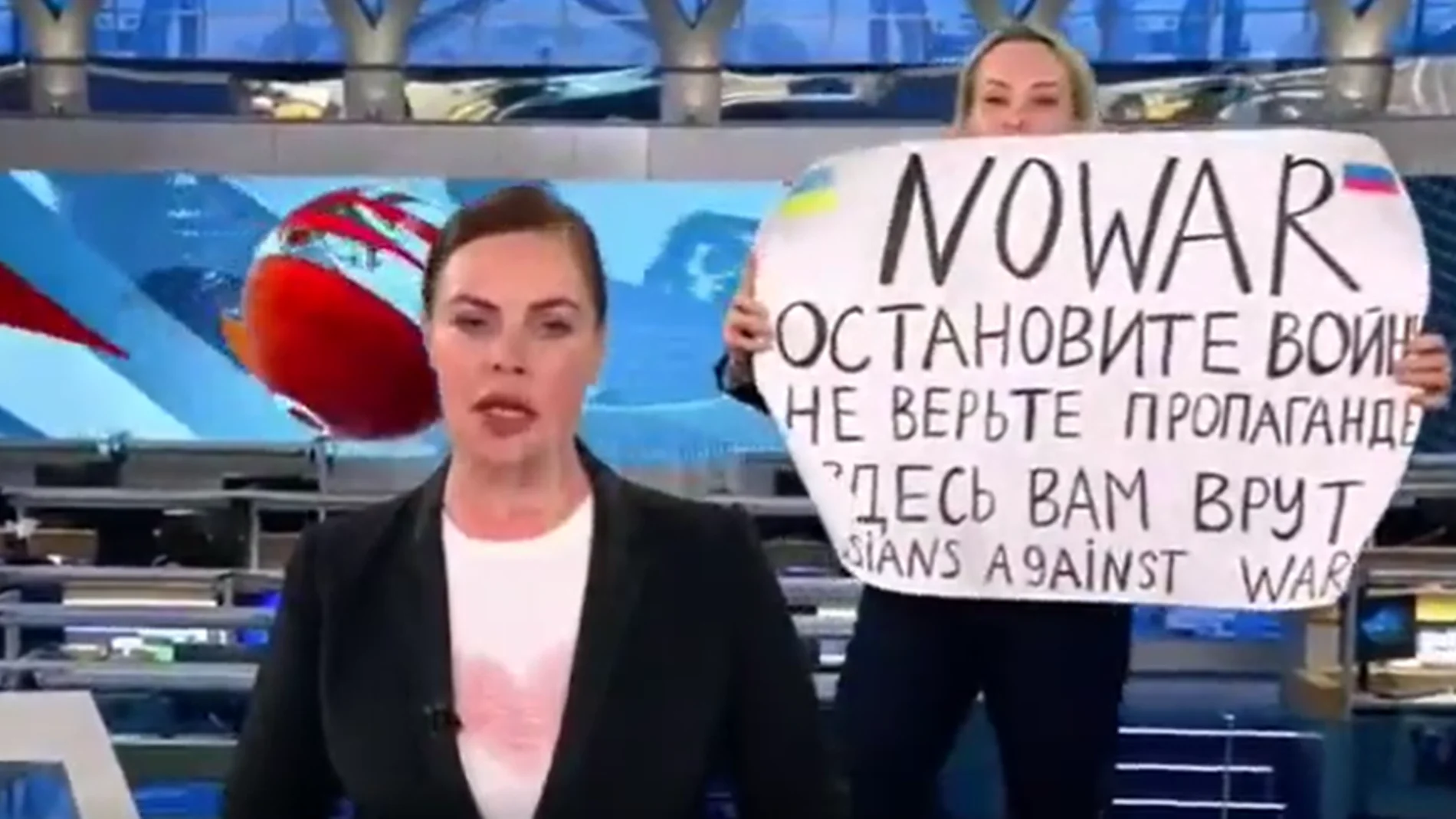 Una periodista irrumpe en directo en la televisión rusa con un cartel contra la guerra