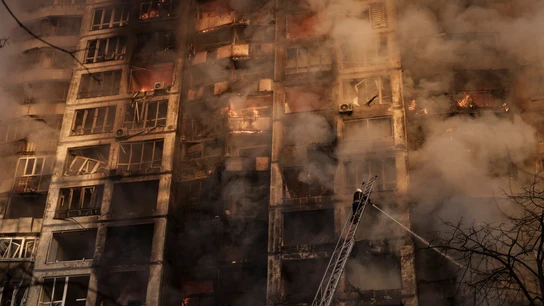 Bomberos extinguen incendios en un edificio de apartamentos tras ser alcanzado por bombardeos en Kiev, Ucrania. Bomberos extinguen incendios en un edificio de apartamentos tras ser alcanzado por bombardeos en Kiev, Ucrania.