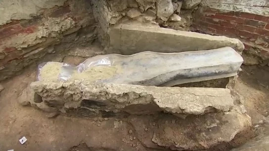 Hallan un antiguo sarcófago bajo la catedral de Notre Dame en París Hallan un antiguo sarcófago bajo la catedral de Notre Dame en París