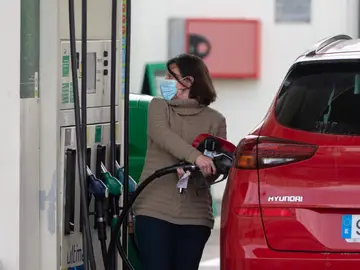 Días, horas y comunidades donde la gasolina es más barata: trucos para ahorrar