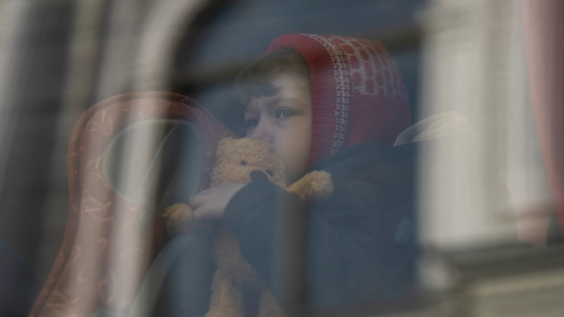 Un niño que huyó de la guerra en Ucrania espera en un autobús después de llegar a la estación de tren de Przemysl en Przemysl, Polonia.
