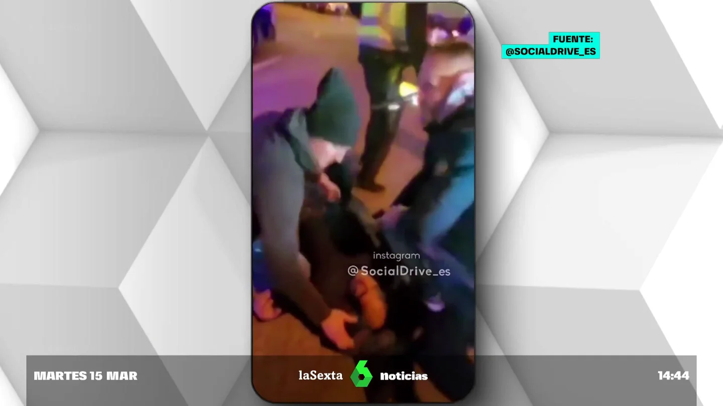 Un transportista, herido de bala tras forcejear con un policía en un piquete en Madrid Un transportista, herido de bala tras forcejear con un policía en un piquete en Madrid