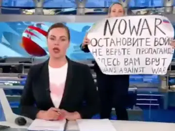 &quot;Te están mintiendo&quot;: una periodista irrumpe en directo en el informativo de una televisión rusa