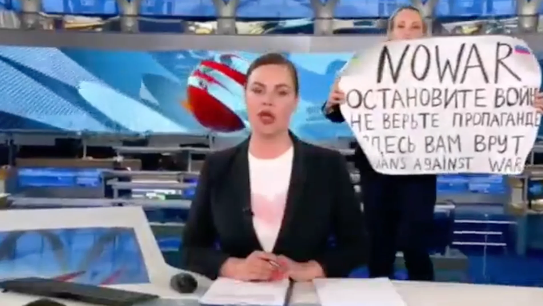 &quot;Te están mintiendo&quot;: una periodista irrumpe en directo en el informativo de una televisión rusa