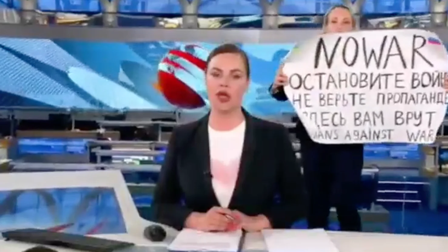 "Te están mintiendo": una periodista irrumpe en directo en el informativo de una televisión rusa