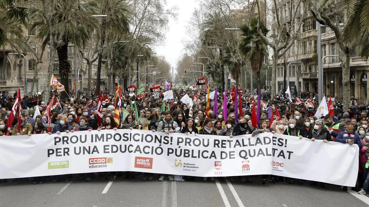 Miles de profesores se manifiestan pidiendo dimisión del conseller Cambray Comienzan las movilizaciones