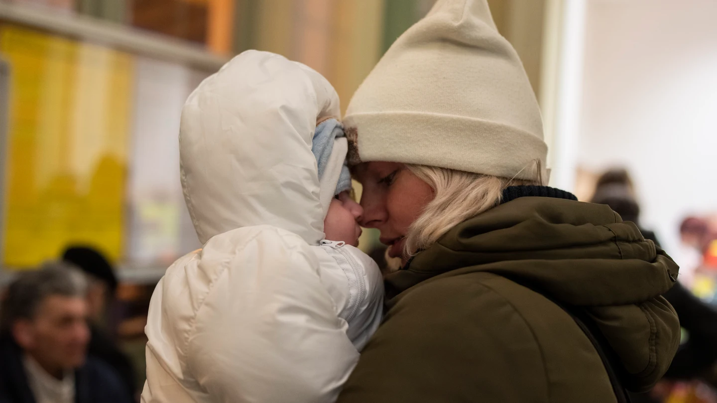 Nazda, que huyó de Ucrania con sus dos hijos, abraza a su bebé de dos meses, Mark, en Przemysl, Polonia. Nazda, que huyó de Ucrania con sus dos hijos, abraza a su bebé de dos meses, Mark, en Przemysl, Polonia.