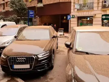 El polvo sahariano cubre los coches El polvo sahariano cubre los coches