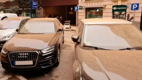 El polvo sahariano cubre los coches El polvo sahariano cubre los coches